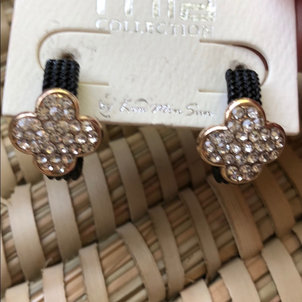 Great looking pierced earrings Black gold jewel